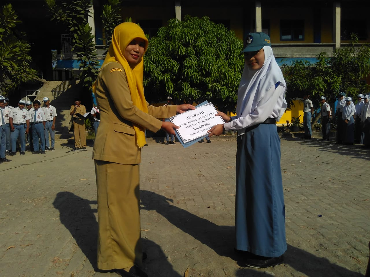 Upacara Rutin Hari Senin dan Pemberian Piagam Upacara Rutin Hari Senin dan Pemberian Piagam