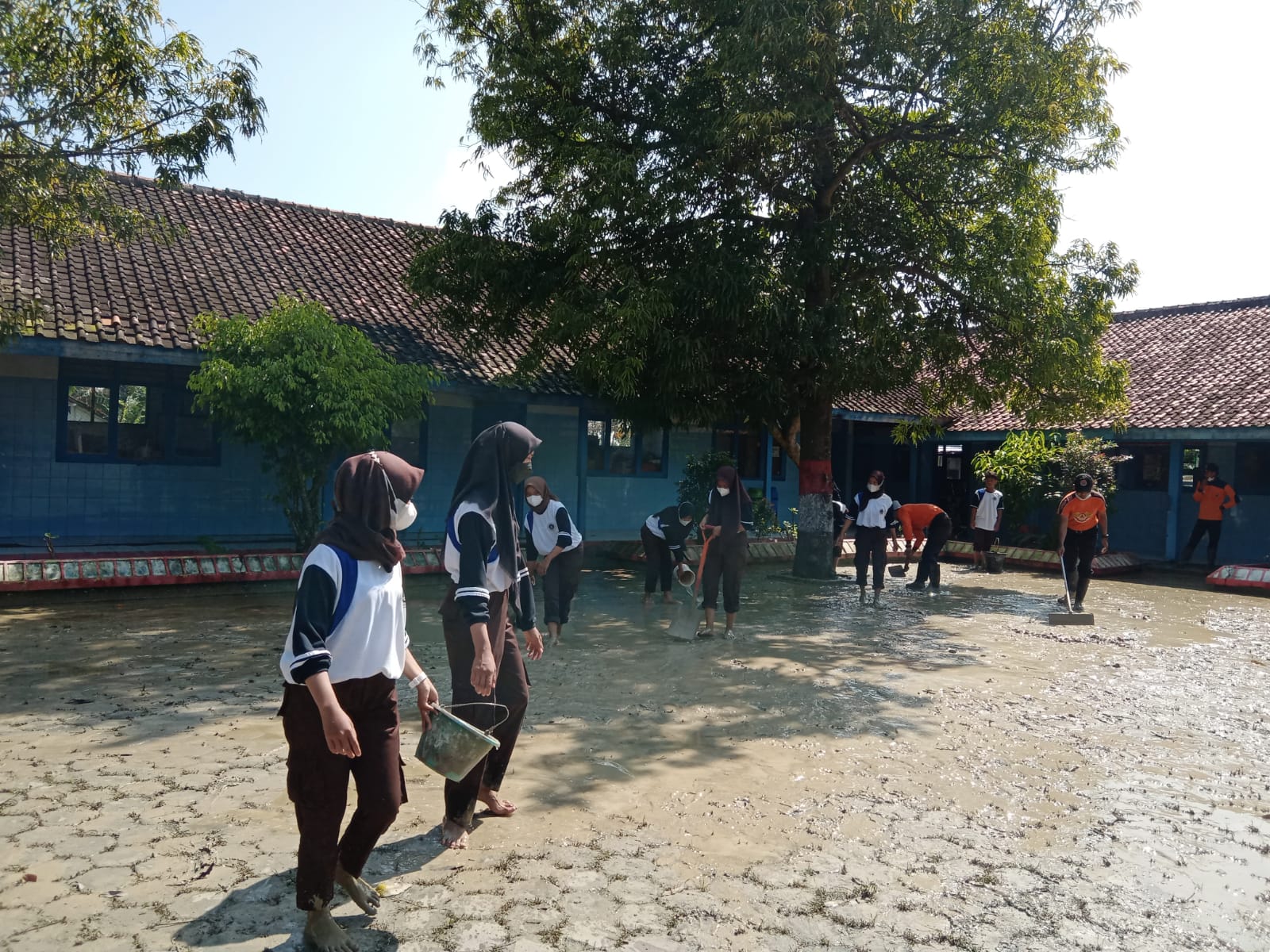 SMK At-Thoat Toroh Kerahkan Belasan Relawan Ke Desa Cingkrong