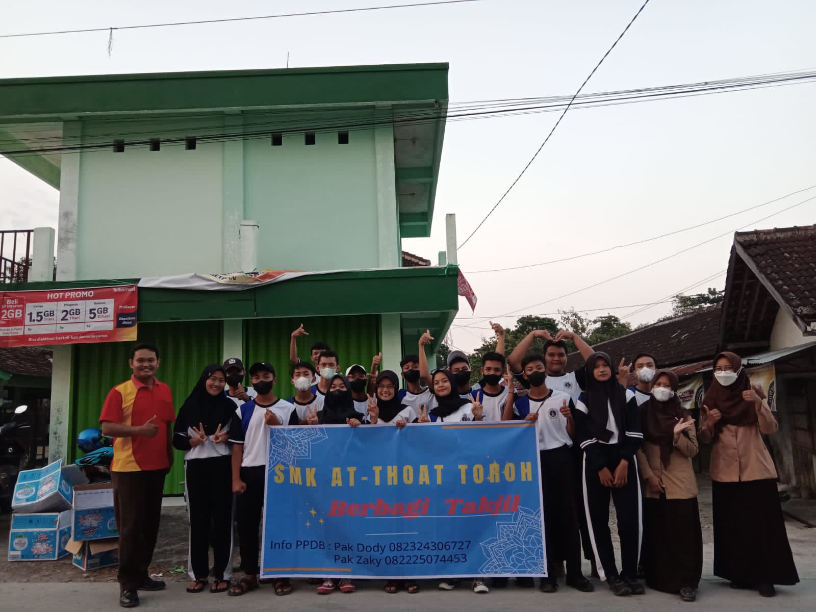 Rohis SMK At-Thoat Toroh Berbagi Takjil di Sindurejo Rohis SMK At-Thoat Toroh Berbagi Takjil di Sindurejo