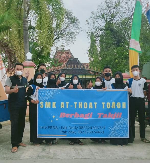 SMK At-Thoat Toroh Berbagi Takjil di Desa Genengadal, Toroh SMK At-Thoat Toroh Berbagi Takjil di Desa Genengadal, Toroh