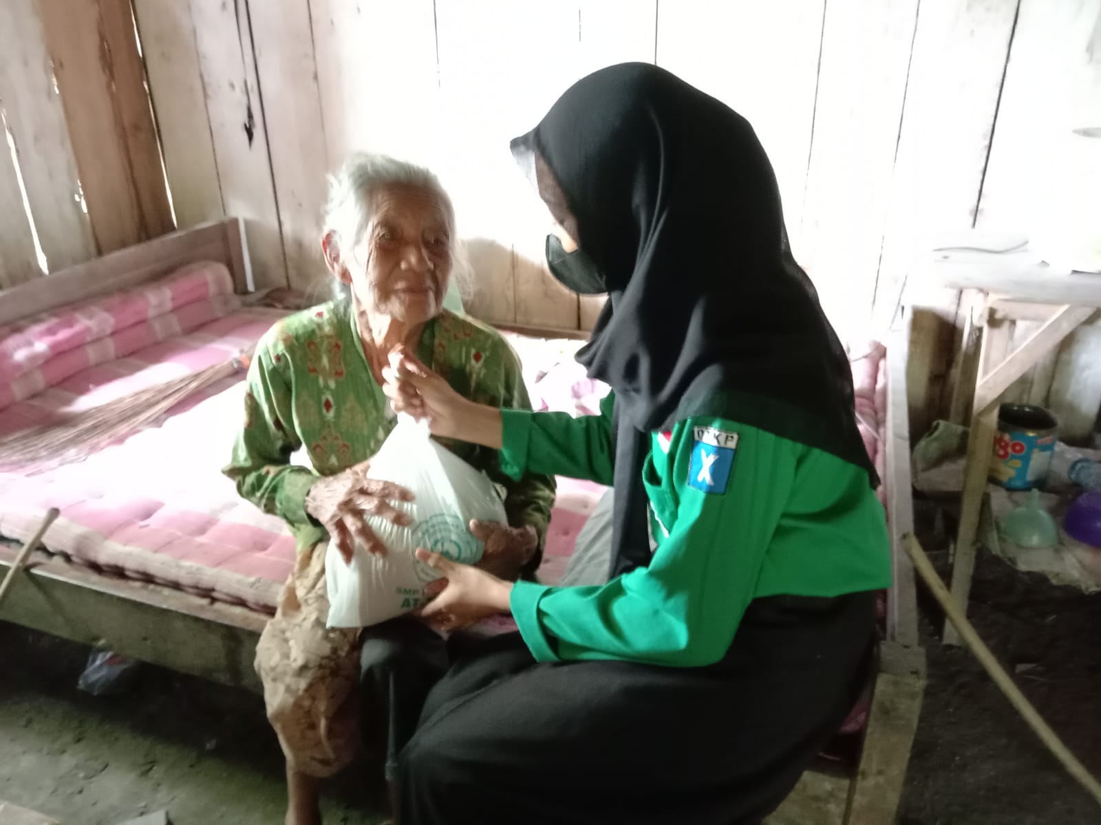 Hari Ini Osis SMK At-Thoat Toroh Melakukan Pentasarufan Zakat Fitrah