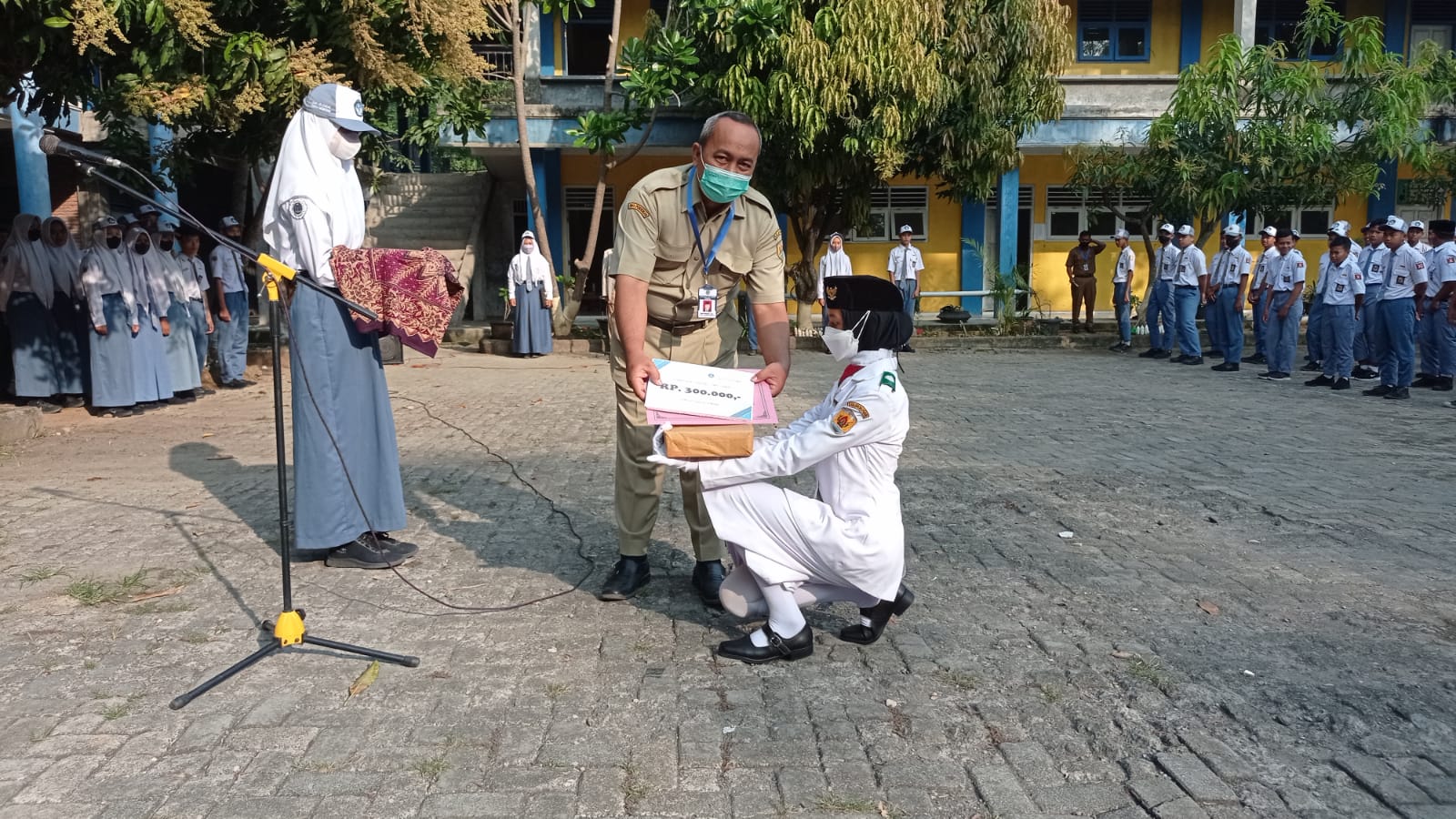 Ayu Dwi Rahmawati Mendapat Piagam dan Uang Pembinaan dari Sekolah