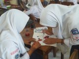 Kegiatan Membatik Siswa Kelas XII OTKP SMK At-Thoat Toroh